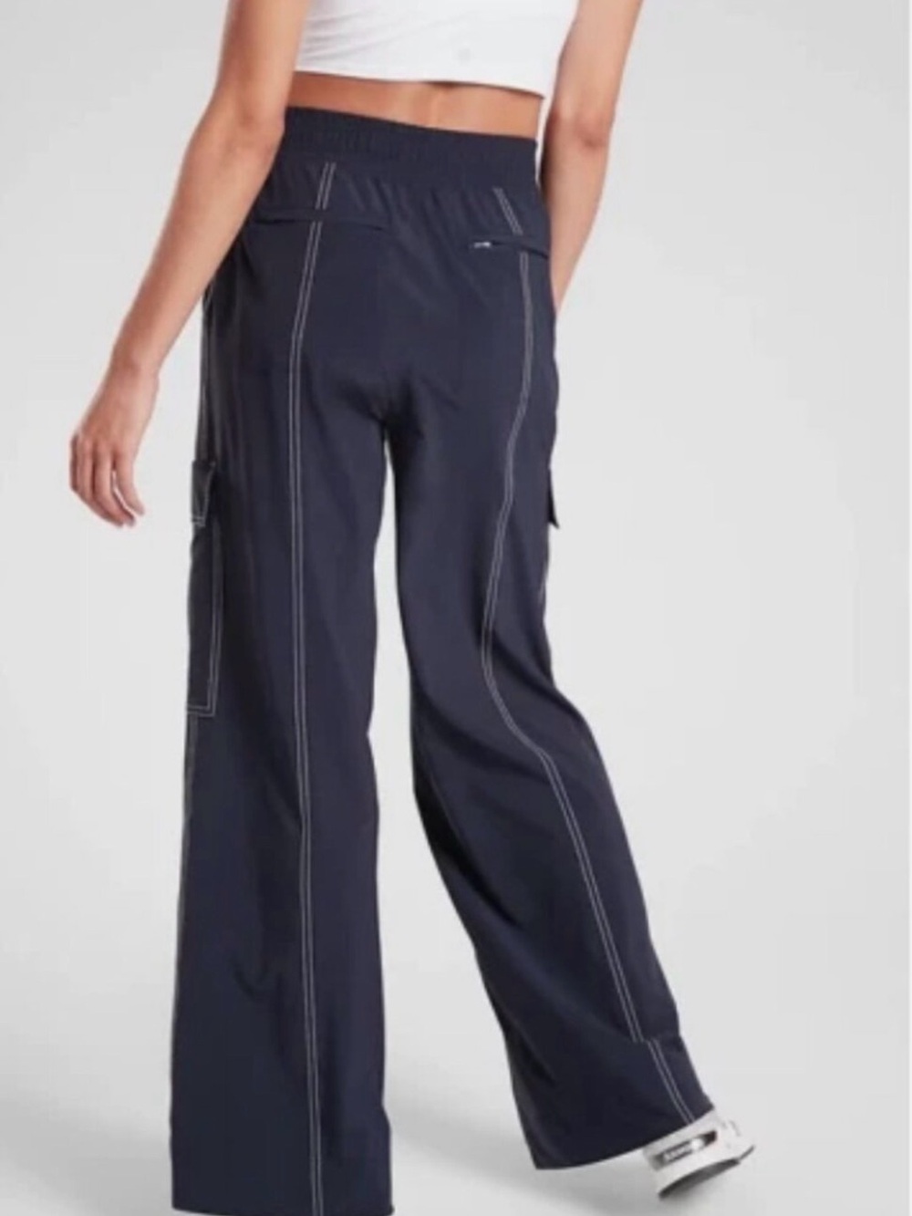 Athleta wide leg cargo pants sz 10 Navy w/contrast stitching - Picture 3 of 5